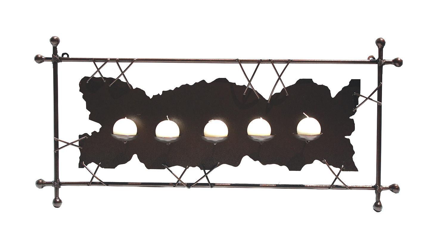 Candelero Tapete horizontal 5 velas. Descripción del producto: Medidas: Altura 50 cm. x 100 cm. Material: Tubo de 1/2 pulgada. Color: Negro/chocolate. Incluye 5 velas color marfil. Acabado: Pintura horneada. CAND005 $800 